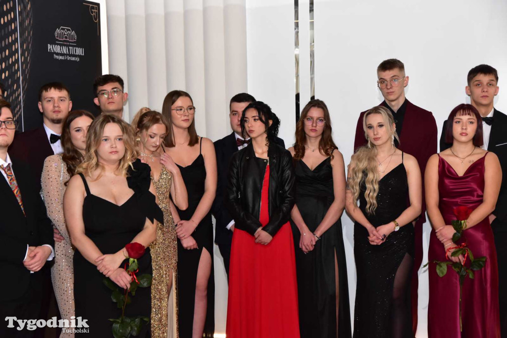 STUDNIÓWKA Zespołu Szkół Licealnych i Technicznych w Tucholi / CZ. 1 - ZDJĘCIA I FILMY - OTWARCIE, POLONEZ, ŚCIANKA