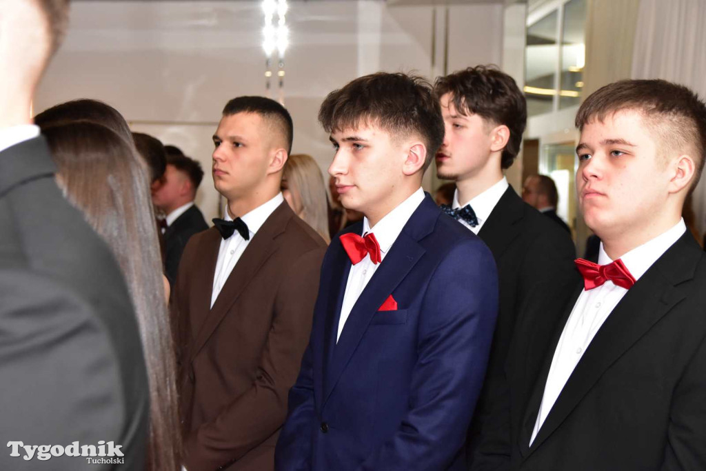 STUDNIÓWKA Zespołu Szkół Licealnych i Technicznych w Tucholi / CZ. 1 - ZDJĘCIA I FILMY - OTWARCIE, POLONEZ, ŚCIANKA