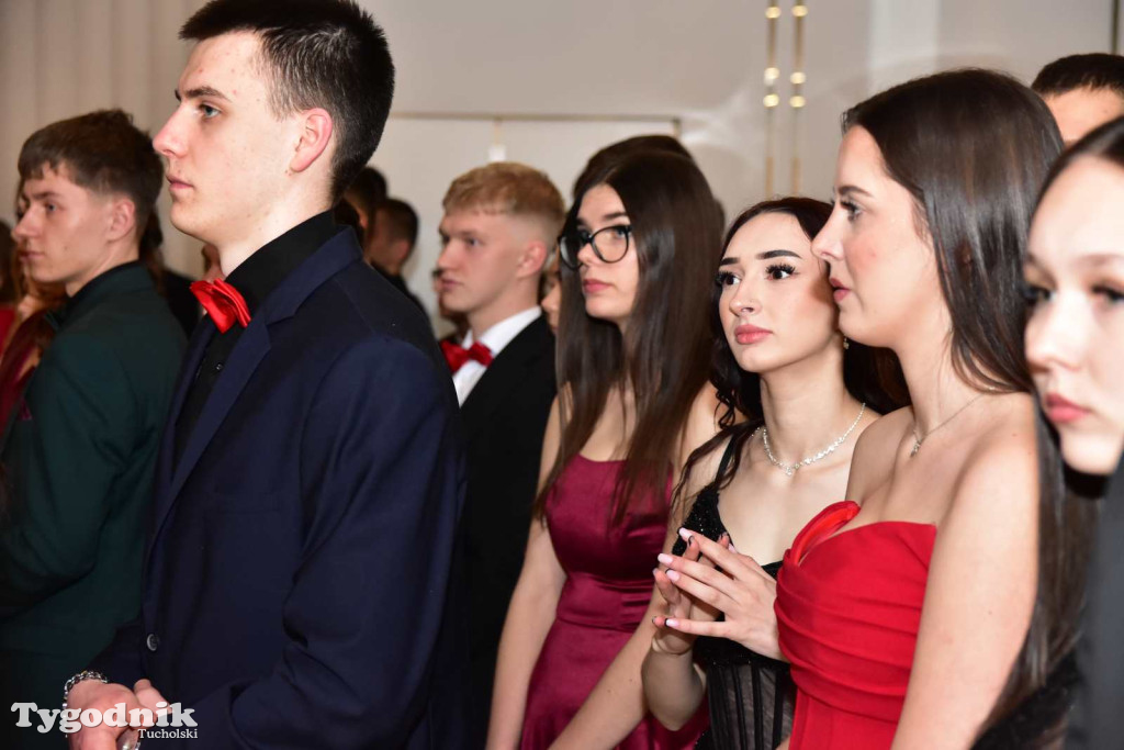 STUDNIÓWKA Zespołu Szkół Licealnych i Technicznych w Tucholi / CZ. 1 - ZDJĘCIA I FILMY - OTWARCIE, POLONEZ, ŚCIANKA