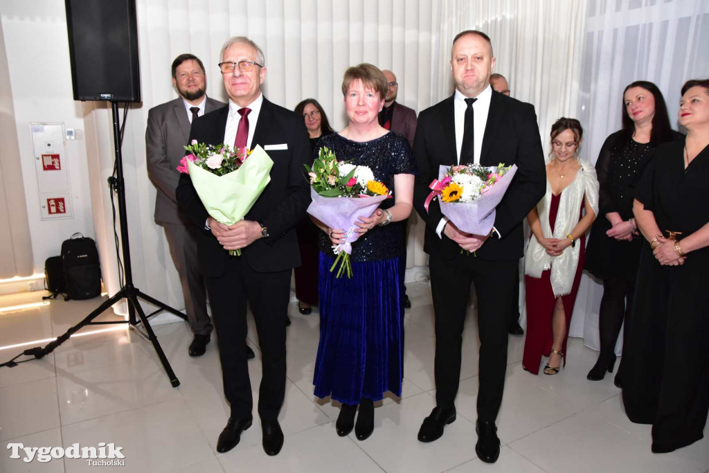 STUDNIÓWKA Zespołu Szkół Licealnych i Technicznych w Tucholi / CZ. 1 - ZDJĘCIA I FILMY - OTWARCIE, POLONEZ, ŚCIANKA