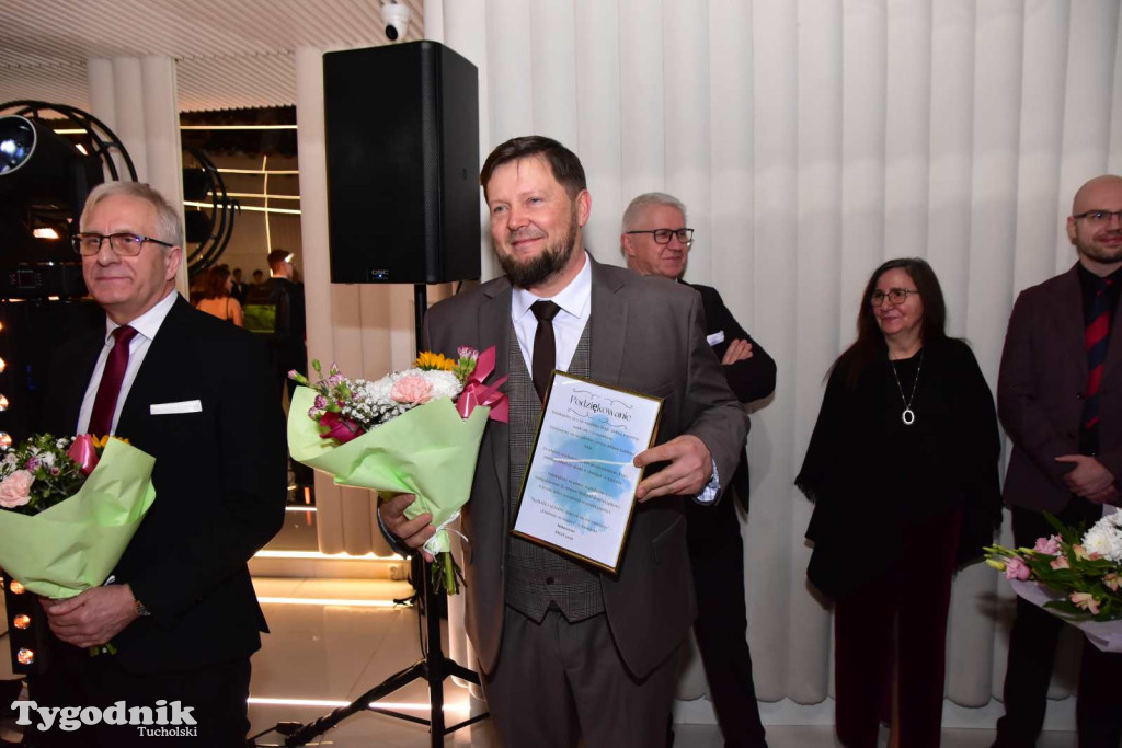 STUDNIÓWKA Zespołu Szkół Licealnych i Technicznych w Tucholi / CZ. 1 - ZDJĘCIA I FILMY - OTWARCIE, POLONEZ, ŚCIANKA