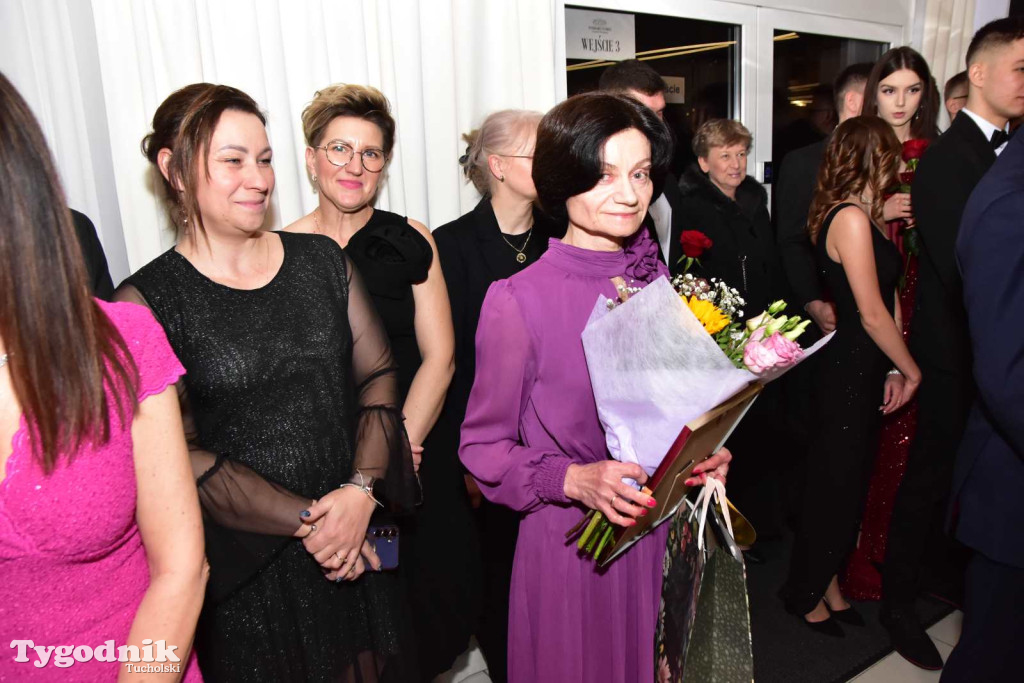 STUDNIÓWKA Zespołu Szkół Licealnych i Technicznych w Tucholi / CZ. 1 - ZDJĘCIA I FILMY - OTWARCIE, POLONEZ, ŚCIANKA