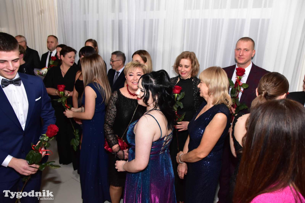 STUDNIÓWKA Zespołu Szkół Licealnych i Technicznych w Tucholi / CZ. 1 - ZDJĘCIA I FILMY - OTWARCIE, POLONEZ, ŚCIANKA