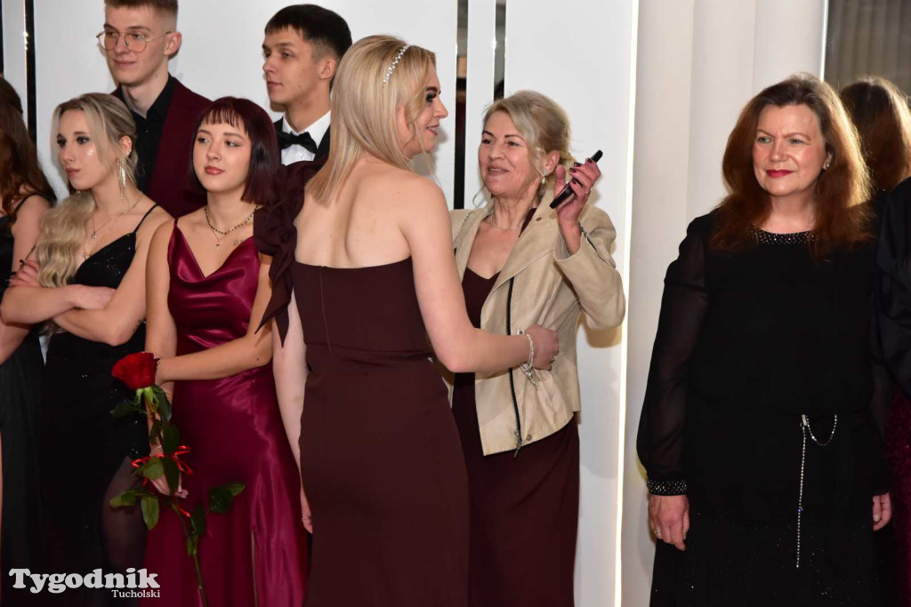 STUDNIÓWKA Zespołu Szkół Licealnych i Technicznych w Tucholi / CZ. 1 - ZDJĘCIA I FILMY - OTWARCIE, POLONEZ, ŚCIANKA