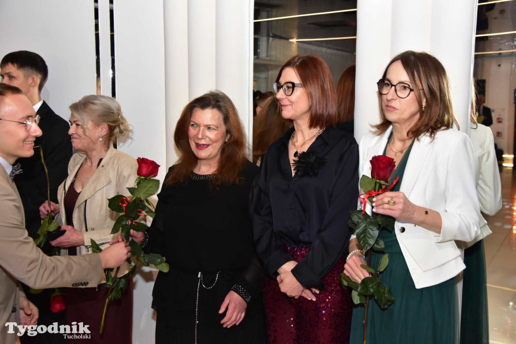 STUDNIÓWKA Zespołu Szkół Licealnych i Technicznych w Tucholi / CZ. 1 - ZDJĘCIA I FILMY - OTWARCIE, POLONEZ, ŚCIANKA