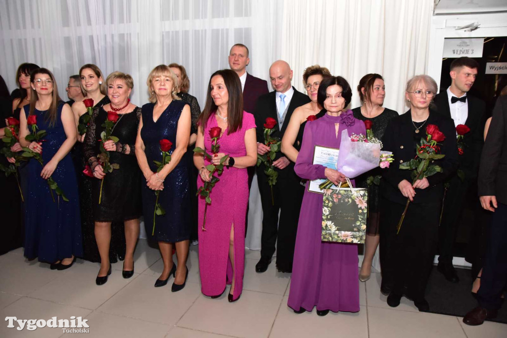 STUDNIÓWKA Zespołu Szkół Licealnych i Technicznych w Tucholi / CZ. 1 - ZDJĘCIA I FILMY - OTWARCIE, POLONEZ, ŚCIANKA