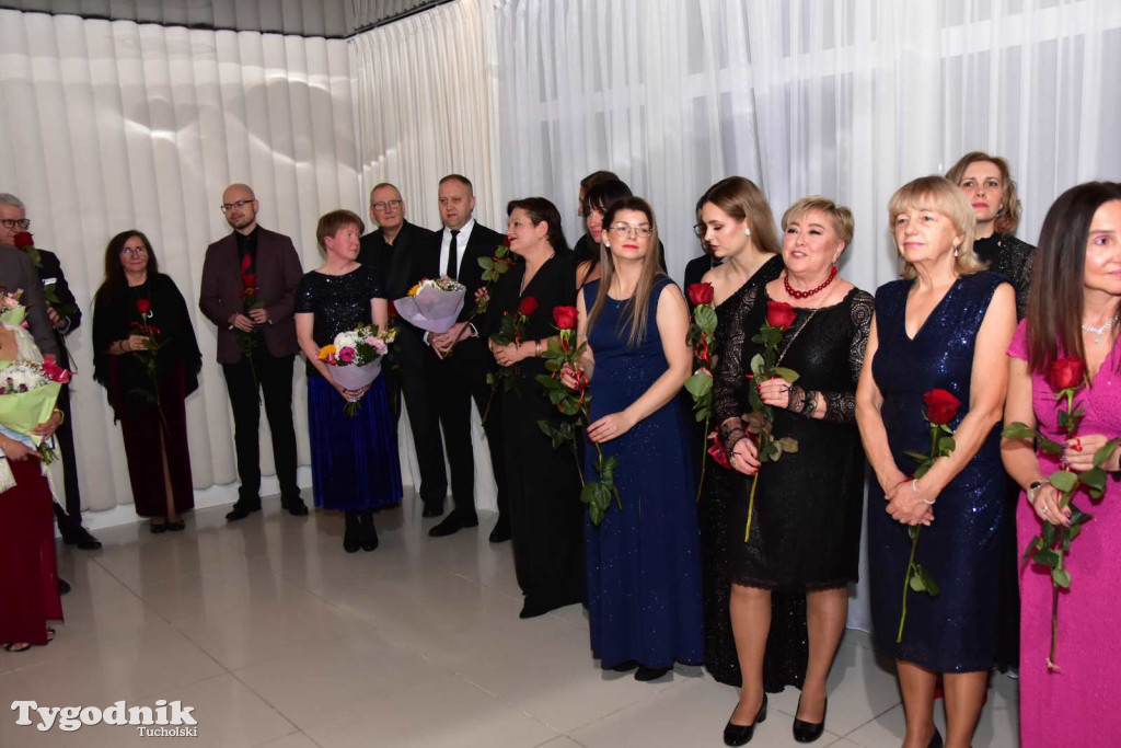 STUDNIÓWKA Zespołu Szkół Licealnych i Technicznych w Tucholi / CZ. 1 - ZDJĘCIA I FILMY - OTWARCIE, POLONEZ, ŚCIANKA