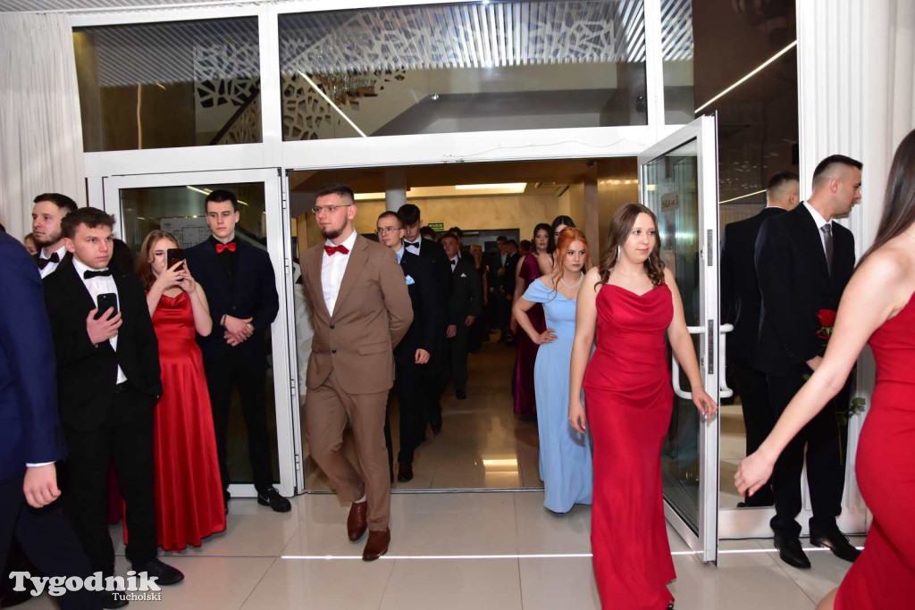 STUDNIÓWKA Zespołu Szkół Licealnych i Technicznych w Tucholi / CZ. 1 - ZDJĘCIA I FILMY - OTWARCIE, POLONEZ, ŚCIANKA