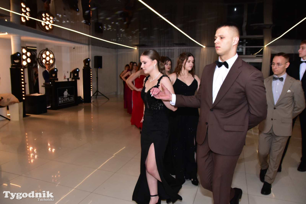 STUDNIÓWKA Zespołu Szkół Licealnych i Technicznych w Tucholi / CZ. 1 - ZDJĘCIA I FILMY - OTWARCIE, POLONEZ, ŚCIANKA