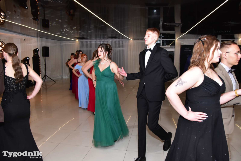 STUDNIÓWKA Zespołu Szkół Licealnych i Technicznych w Tucholi / CZ. 1 - ZDJĘCIA I FILMY - OTWARCIE, POLONEZ, ŚCIANKA