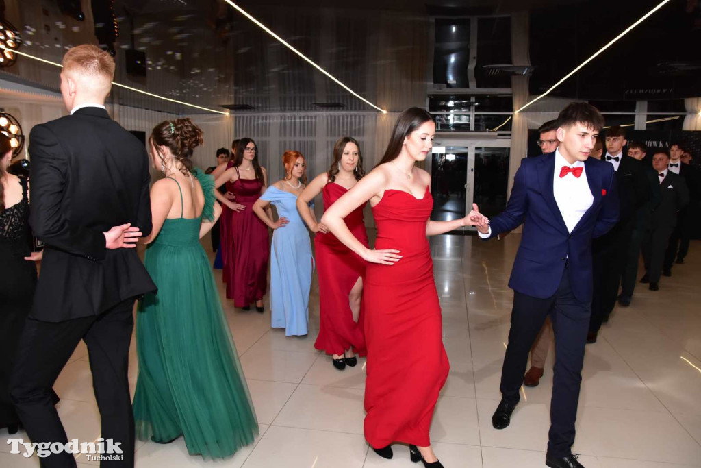 STUDNIÓWKA Zespołu Szkół Licealnych i Technicznych w Tucholi / CZ. 1 - ZDJĘCIA I FILMY - OTWARCIE, POLONEZ, ŚCIANKA