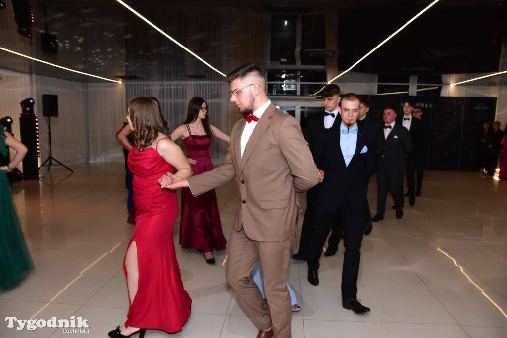 STUDNIÓWKA Zespołu Szkół Licealnych i Technicznych w Tucholi / CZ. 1 - ZDJĘCIA I FILMY - OTWARCIE, POLONEZ, ŚCIANKA