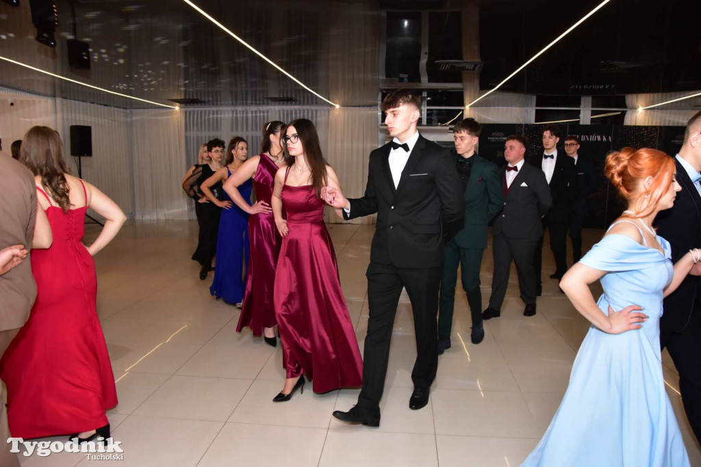 STUDNIÓWKA Zespołu Szkół Licealnych i Technicznych w Tucholi / CZ. 1 - ZDJĘCIA I FILMY - OTWARCIE, POLONEZ, ŚCIANKA