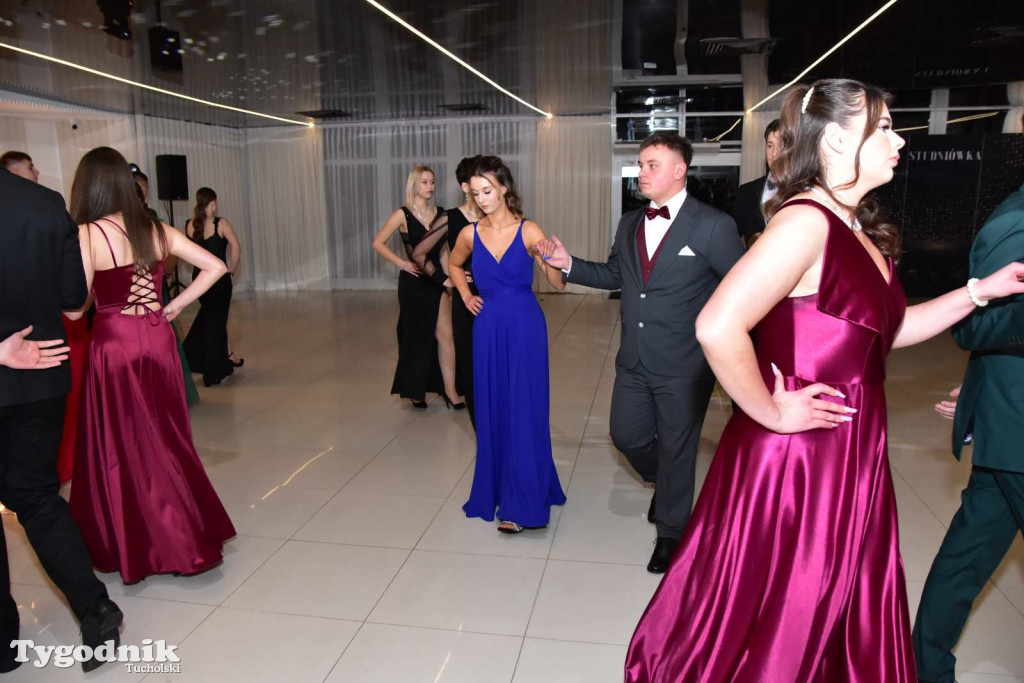 STUDNIÓWKA Zespołu Szkół Licealnych i Technicznych w Tucholi / CZ. 1 - ZDJĘCIA I FILMY - OTWARCIE, POLONEZ, ŚCIANKA