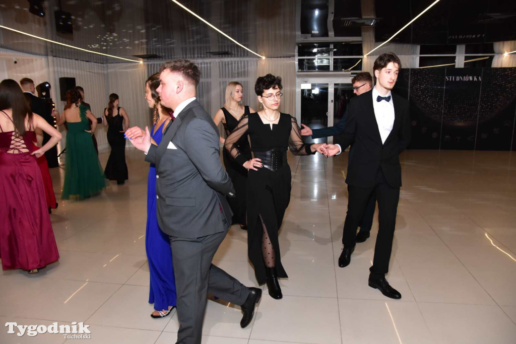 STUDNIÓWKA Zespołu Szkół Licealnych i Technicznych w Tucholi / CZ. 1 - ZDJĘCIA I FILMY - OTWARCIE, POLONEZ, ŚCIANKA