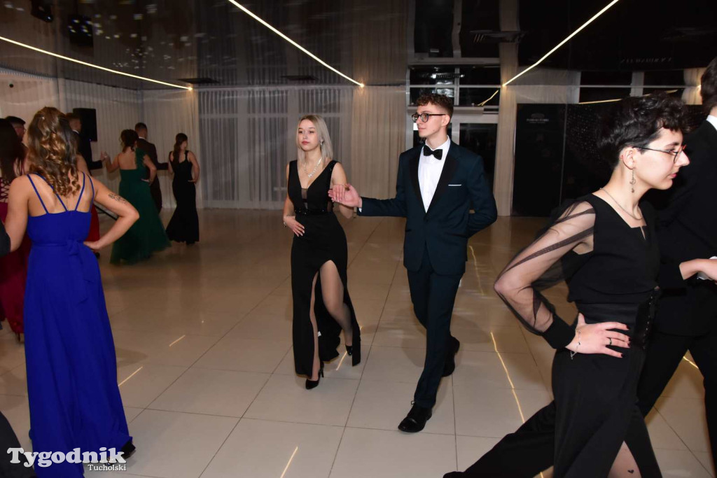 STUDNIÓWKA Zespołu Szkół Licealnych i Technicznych w Tucholi / CZ. 1 - ZDJĘCIA I FILMY - OTWARCIE, POLONEZ, ŚCIANKA