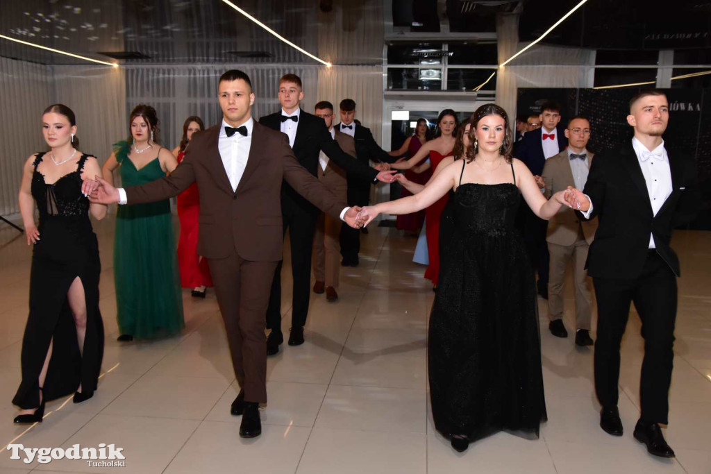 STUDNIÓWKA Zespołu Szkół Licealnych i Technicznych w Tucholi / CZ. 1 - ZDJĘCIA I FILMY - OTWARCIE, POLONEZ, ŚCIANKA