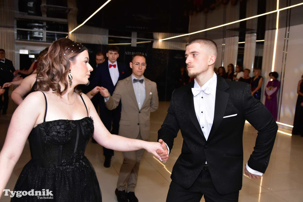 STUDNIÓWKA Zespołu Szkół Licealnych i Technicznych w Tucholi / CZ. 1 - ZDJĘCIA I FILMY - OTWARCIE, POLONEZ, ŚCIANKA