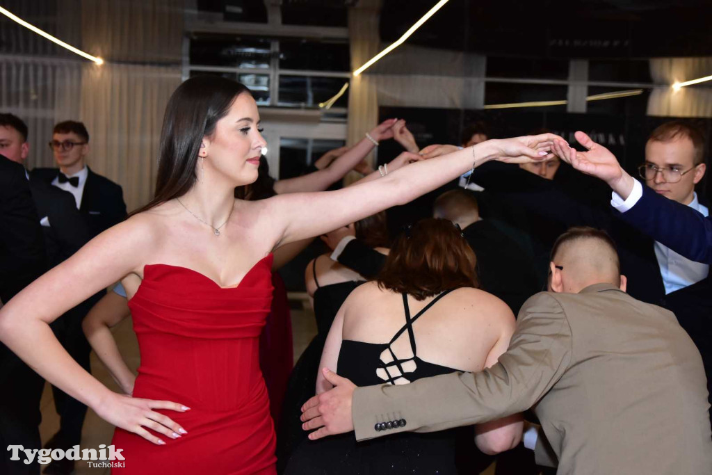 STUDNIÓWKA Zespołu Szkół Licealnych i Technicznych w Tucholi / CZ. 1 - ZDJĘCIA I FILMY - OTWARCIE, POLONEZ, ŚCIANKA