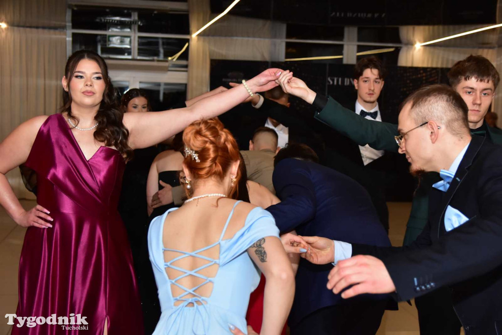 STUDNIÓWKA Zespołu Szkół Licealnych i Technicznych w Tucholi / CZ. 1 - ZDJĘCIA I FILMY - OTWARCIE, POLONEZ, ŚCIANKA