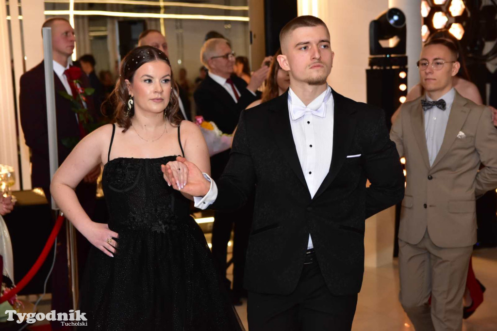 STUDNIÓWKA Zespołu Szkół Licealnych i Technicznych w Tucholi / CZ. 1 - ZDJĘCIA I FILMY - OTWARCIE, POLONEZ, ŚCIANKA