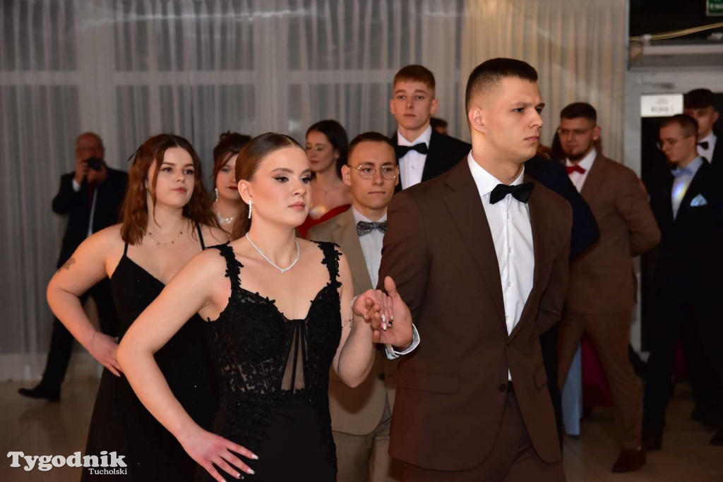 STUDNIÓWKA Zespołu Szkół Licealnych i Technicznych w Tucholi / CZ. 1 - ZDJĘCIA I FILMY - OTWARCIE, POLONEZ, ŚCIANKA