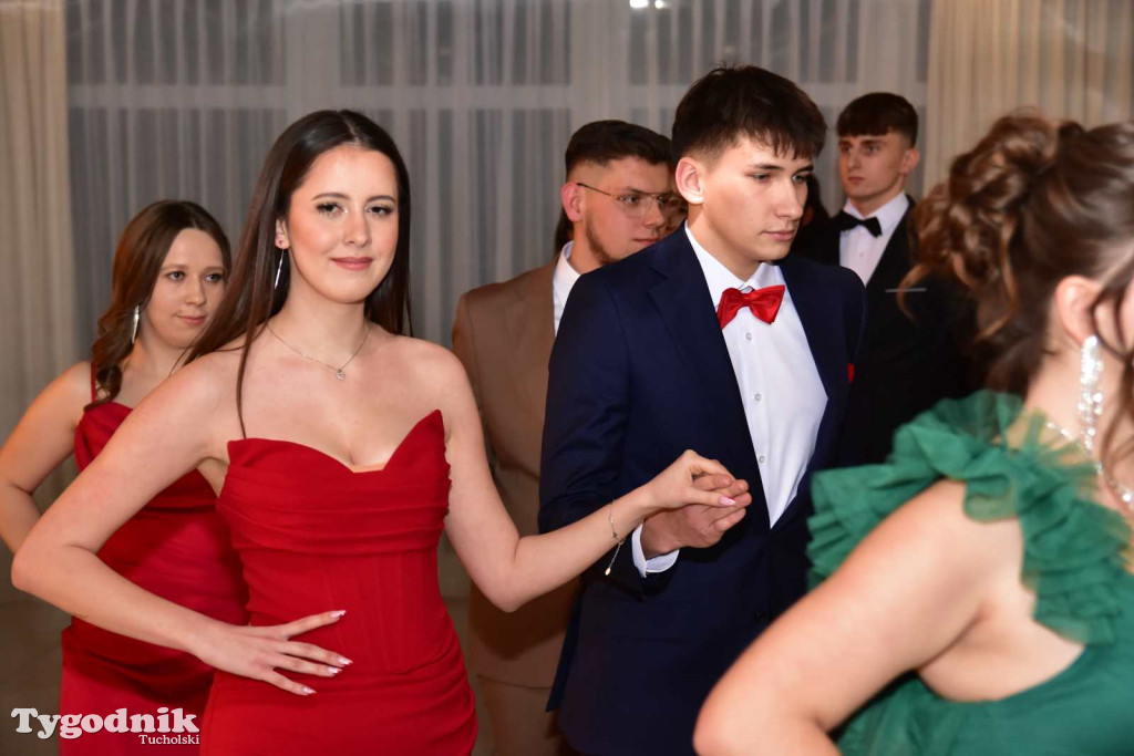 STUDNIÓWKA Zespołu Szkół Licealnych i Technicznych w Tucholi / CZ. 1 - ZDJĘCIA I FILMY - OTWARCIE, POLONEZ, ŚCIANKA