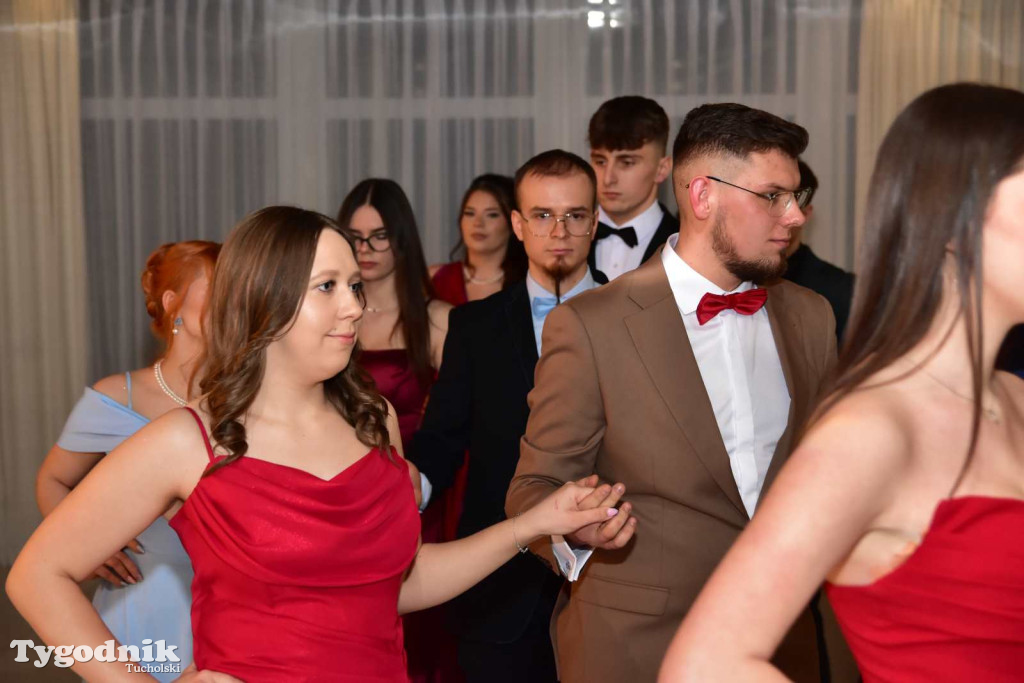 STUDNIÓWKA Zespołu Szkół Licealnych i Technicznych w Tucholi / CZ. 1 - ZDJĘCIA I FILMY - OTWARCIE, POLONEZ, ŚCIANKA