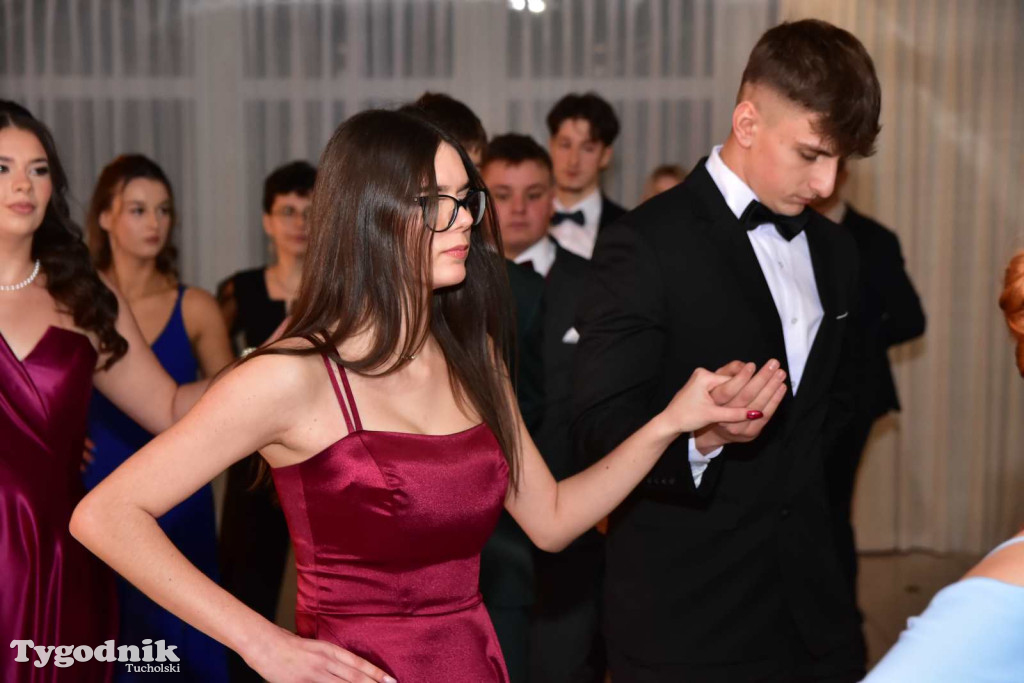 STUDNIÓWKA Zespołu Szkół Licealnych i Technicznych w Tucholi / CZ. 1 - ZDJĘCIA I FILMY - OTWARCIE, POLONEZ, ŚCIANKA