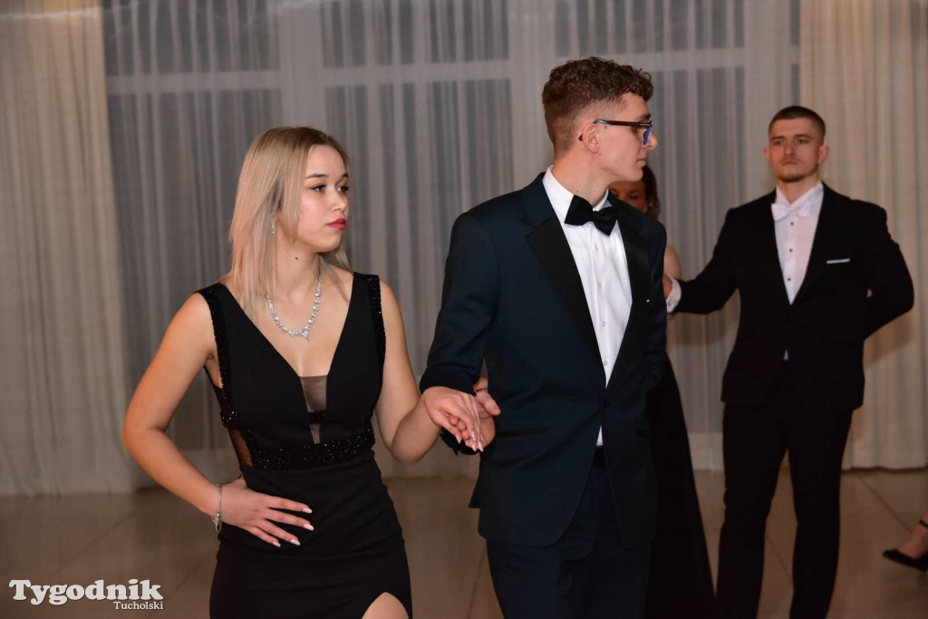 STUDNIÓWKA Zespołu Szkół Licealnych i Technicznych w Tucholi / CZ. 1 - ZDJĘCIA I FILMY - OTWARCIE, POLONEZ, ŚCIANKA