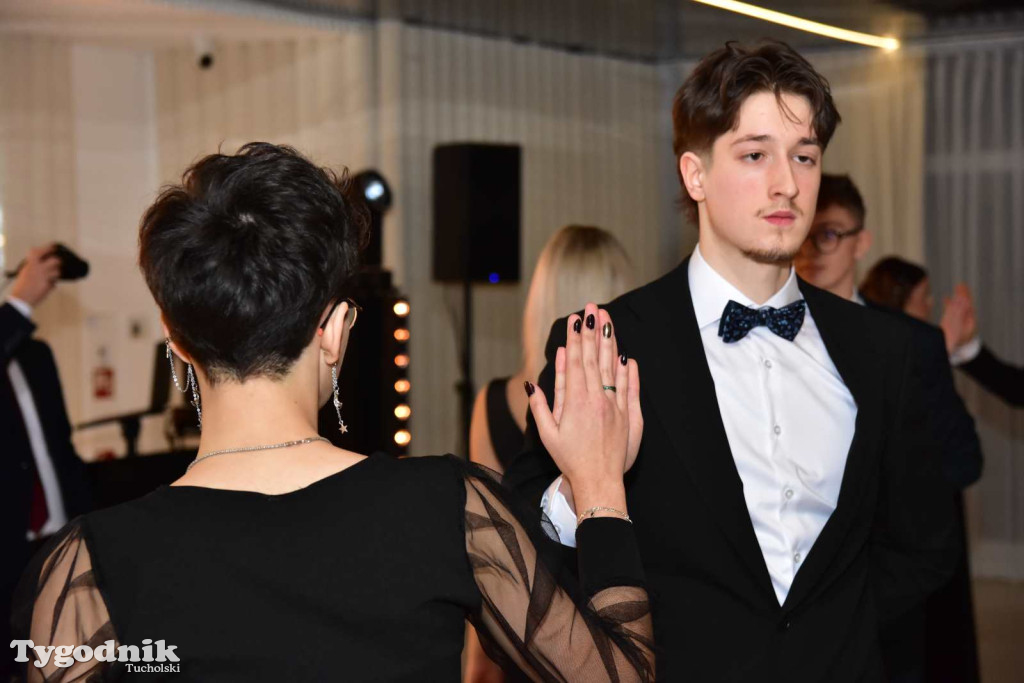 STUDNIÓWKA Zespołu Szkół Licealnych i Technicznych w Tucholi / CZ. 1 - ZDJĘCIA I FILMY - OTWARCIE, POLONEZ, ŚCIANKA