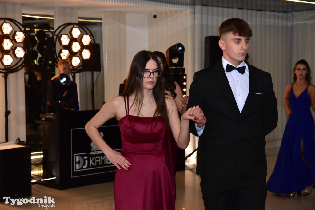 STUDNIÓWKA Zespołu Szkół Licealnych i Technicznych w Tucholi / CZ. 1 - ZDJĘCIA I FILMY - OTWARCIE, POLONEZ, ŚCIANKA