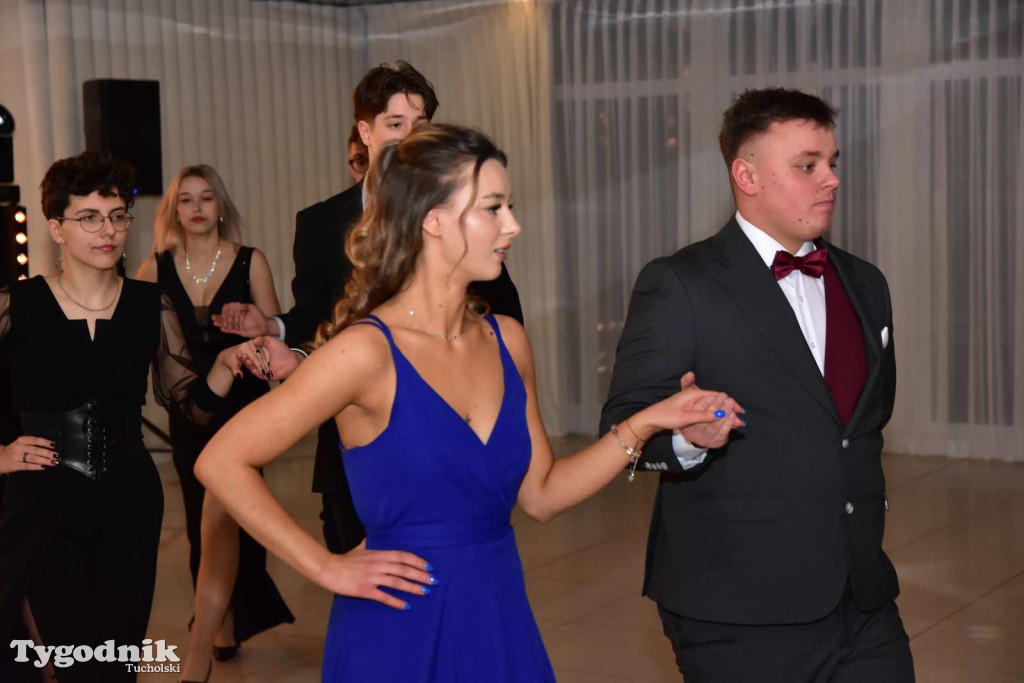 STUDNIÓWKA Zespołu Szkół Licealnych i Technicznych w Tucholi / CZ. 1 - ZDJĘCIA I FILMY - OTWARCIE, POLONEZ, ŚCIANKA