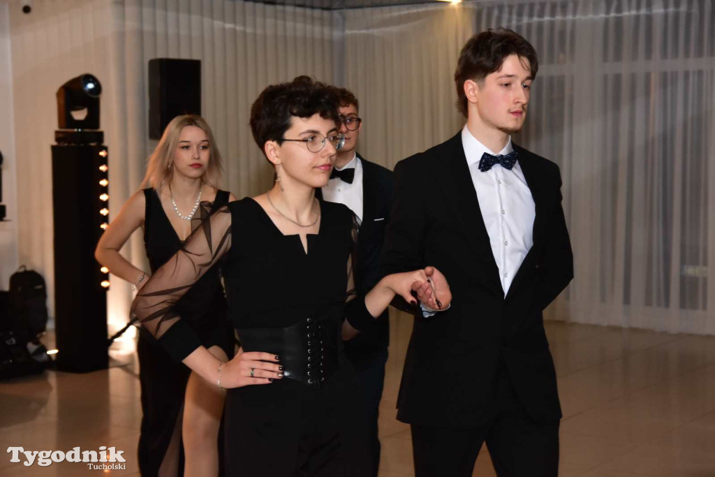 STUDNIÓWKA Zespołu Szkół Licealnych i Technicznych w Tucholi / CZ. 1 - ZDJĘCIA I FILMY - OTWARCIE, POLONEZ, ŚCIANKA