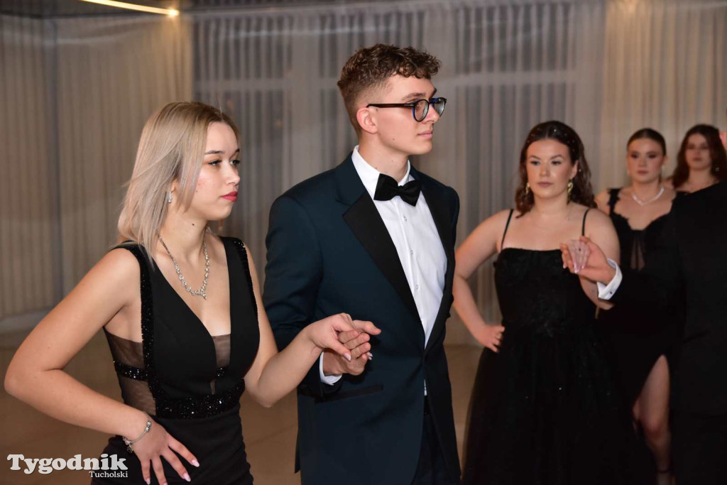 STUDNIÓWKA Zespołu Szkół Licealnych i Technicznych w Tucholi / CZ. 1 - ZDJĘCIA I FILMY - OTWARCIE, POLONEZ, ŚCIANKA