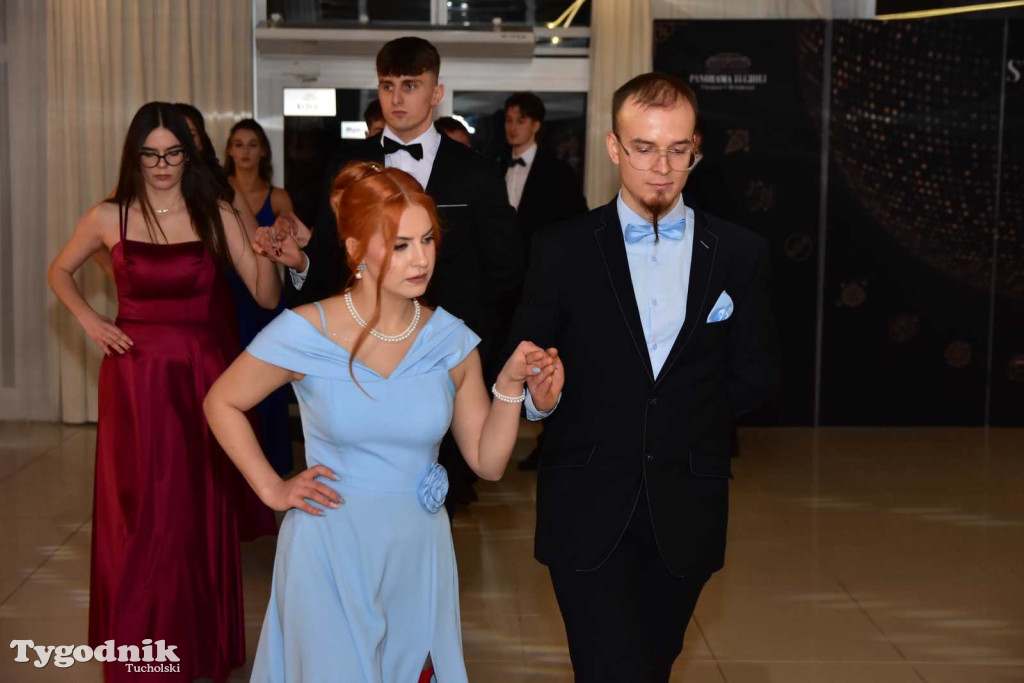 STUDNIÓWKA Zespołu Szkół Licealnych i Technicznych w Tucholi / CZ. 1 - ZDJĘCIA I FILMY - OTWARCIE, POLONEZ, ŚCIANKA