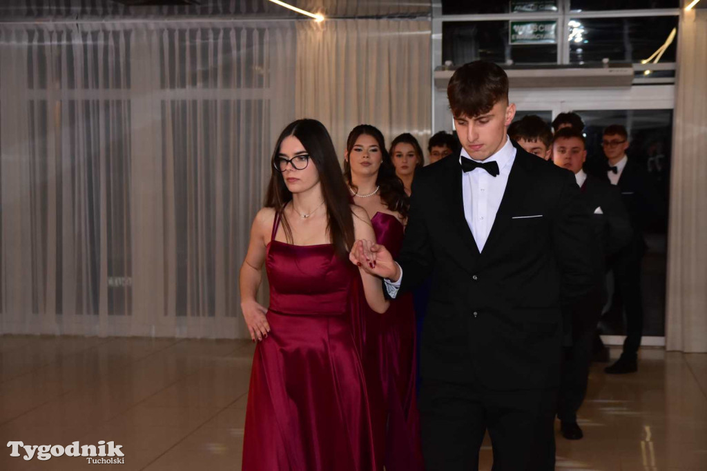 STUDNIÓWKA Zespołu Szkół Licealnych i Technicznych w Tucholi / CZ. 1 - ZDJĘCIA I FILMY - OTWARCIE, POLONEZ, ŚCIANKA