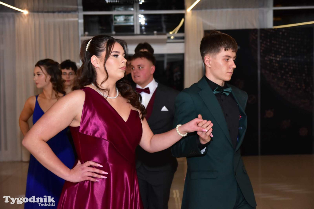 STUDNIÓWKA Zespołu Szkół Licealnych i Technicznych w Tucholi / CZ. 1 - ZDJĘCIA I FILMY - OTWARCIE, POLONEZ, ŚCIANKA