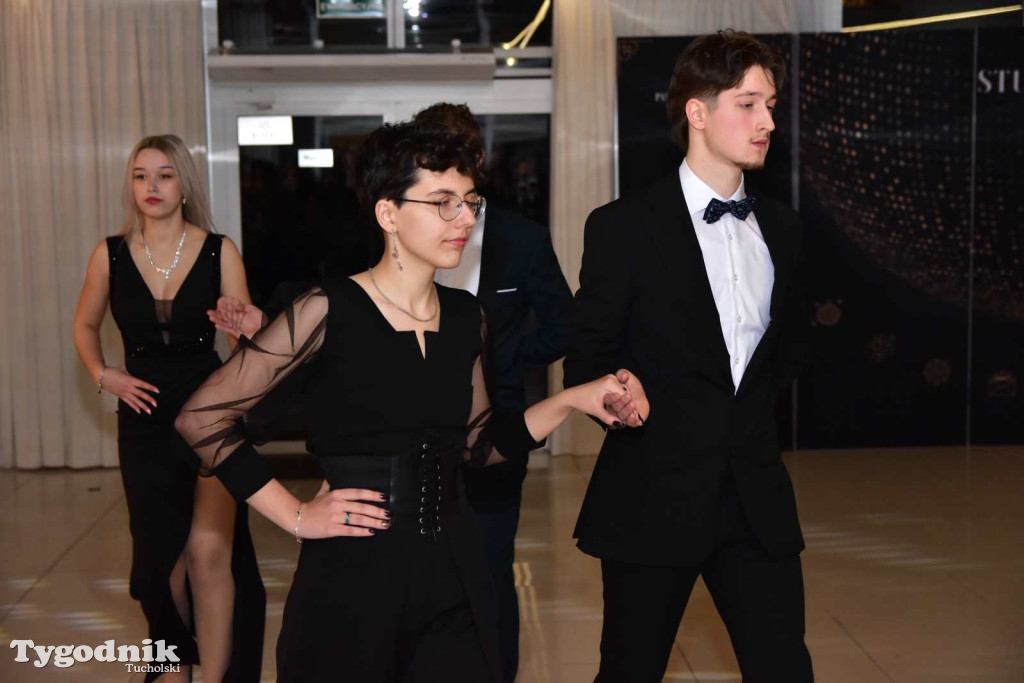 STUDNIÓWKA Zespołu Szkół Licealnych i Technicznych w Tucholi / CZ. 1 - ZDJĘCIA I FILMY - OTWARCIE, POLONEZ, ŚCIANKA
