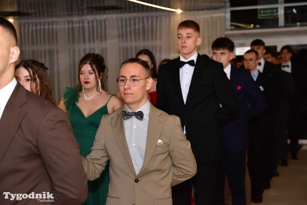 STUDNIÓWKA Zespołu Szkół Licealnych i Technicznych w Tucholi / CZ. 1 - ZDJĘCIA I FILMY - OTWARCIE, POLONEZ, ŚCIANKA