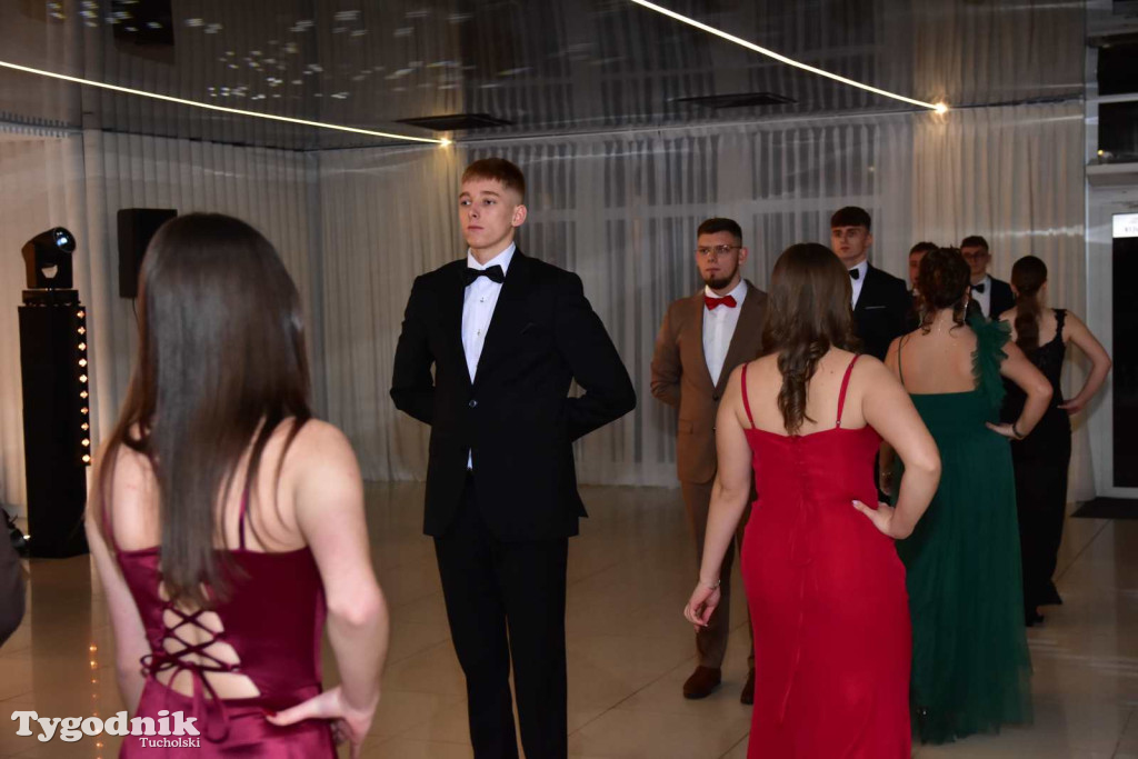 STUDNIÓWKA Zespołu Szkół Licealnych i Technicznych w Tucholi / CZ. 1 - ZDJĘCIA I FILMY - OTWARCIE, POLONEZ, ŚCIANKA