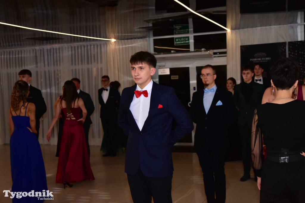 STUDNIÓWKA Zespołu Szkół Licealnych i Technicznych w Tucholi / CZ. 1 - ZDJĘCIA I FILMY - OTWARCIE, POLONEZ, ŚCIANKA