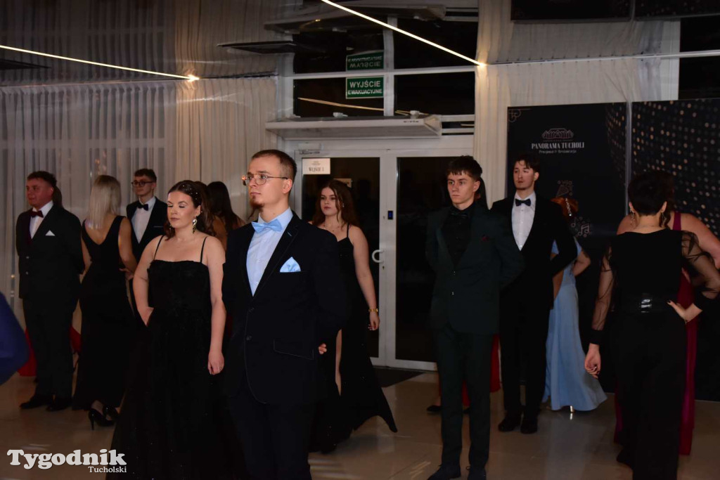STUDNIÓWKA Zespołu Szkół Licealnych i Technicznych w Tucholi / CZ. 1 - ZDJĘCIA I FILMY - OTWARCIE, POLONEZ, ŚCIANKA