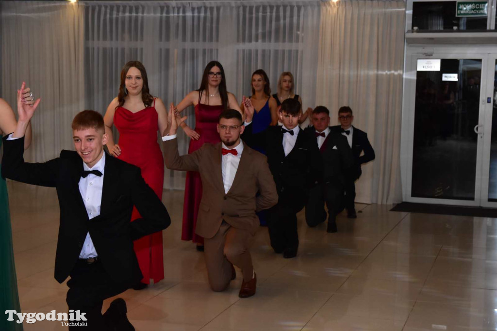 STUDNIÓWKA Zespołu Szkół Licealnych i Technicznych w Tucholi / CZ. 1 - ZDJĘCIA I FILMY - OTWARCIE, POLONEZ, ŚCIANKA