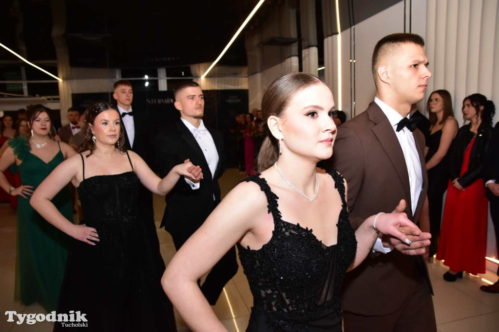 STUDNIÓWKA Zespołu Szkół Licealnych i Technicznych w Tucholi / CZ. 1 - ZDJĘCIA I FILMY - OTWARCIE, POLONEZ, ŚCIANKA