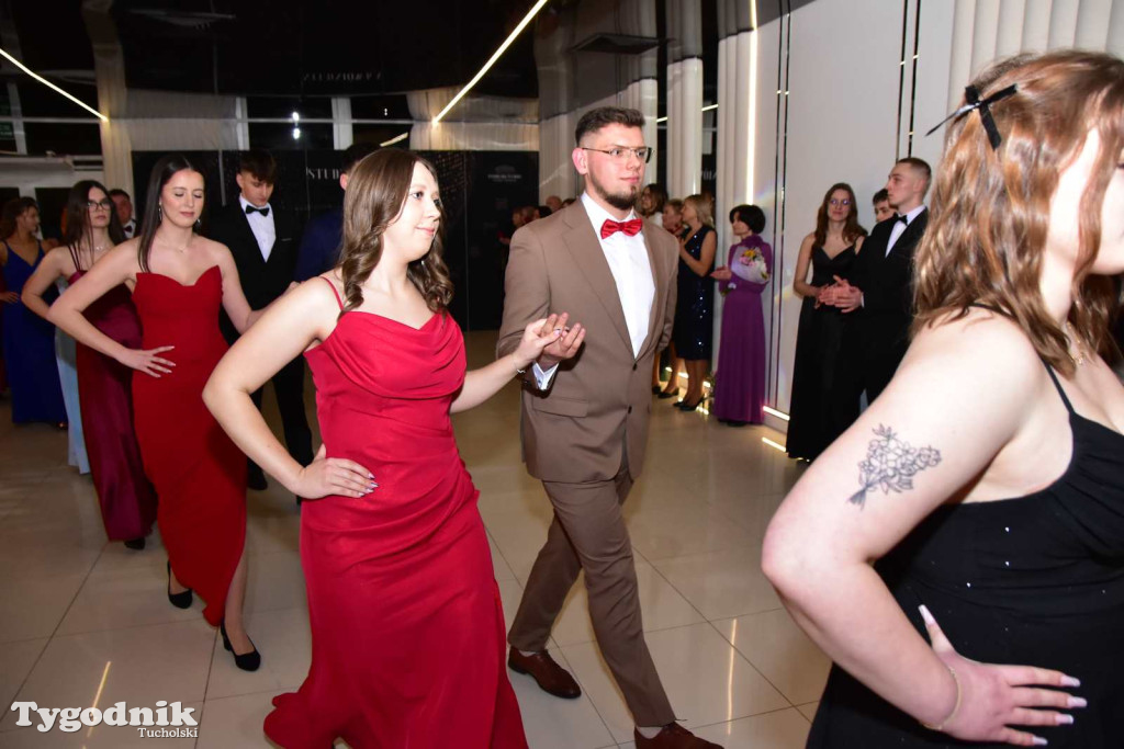 STUDNIÓWKA Zespołu Szkół Licealnych i Technicznych w Tucholi / CZ. 1 - ZDJĘCIA I FILMY - OTWARCIE, POLONEZ, ŚCIANKA