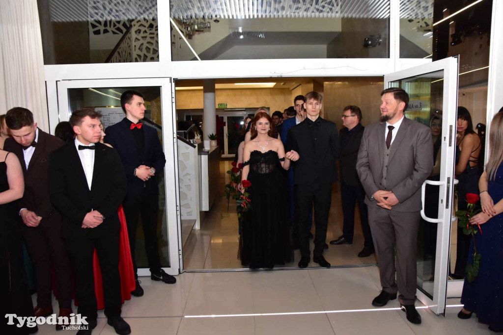 STUDNIÓWKA Zespołu Szkół Licealnych i Technicznych w Tucholi / CZ. 1 - ZDJĘCIA I FILMY - OTWARCIE, POLONEZ, ŚCIANKA