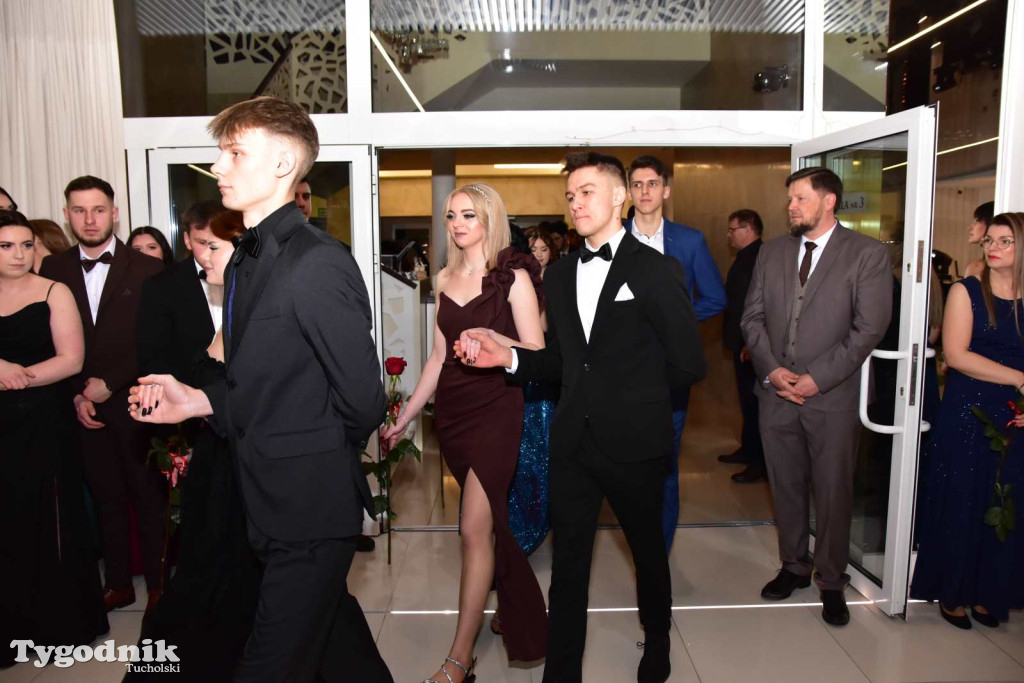 STUDNIÓWKA Zespołu Szkół Licealnych i Technicznych w Tucholi / CZ. 1 - ZDJĘCIA I FILMY - OTWARCIE, POLONEZ, ŚCIANKA