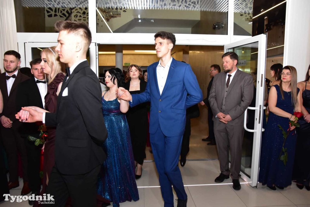 STUDNIÓWKA Zespołu Szkół Licealnych i Technicznych w Tucholi / CZ. 1 - ZDJĘCIA I FILMY - OTWARCIE, POLONEZ, ŚCIANKA