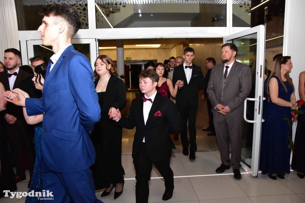 STUDNIÓWKA Zespołu Szkół Licealnych i Technicznych w Tucholi / CZ. 1 - ZDJĘCIA I FILMY - OTWARCIE, POLONEZ, ŚCIANKA